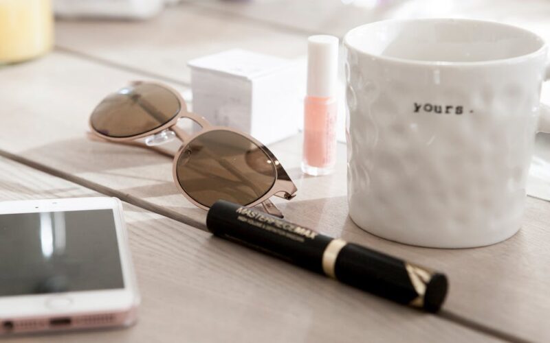 découvrez notre sélection d’accessoires tendance pour compléter tous vos looks : sacs, bijoux, chapeaux et plus encore, à des prix irrésistibles !